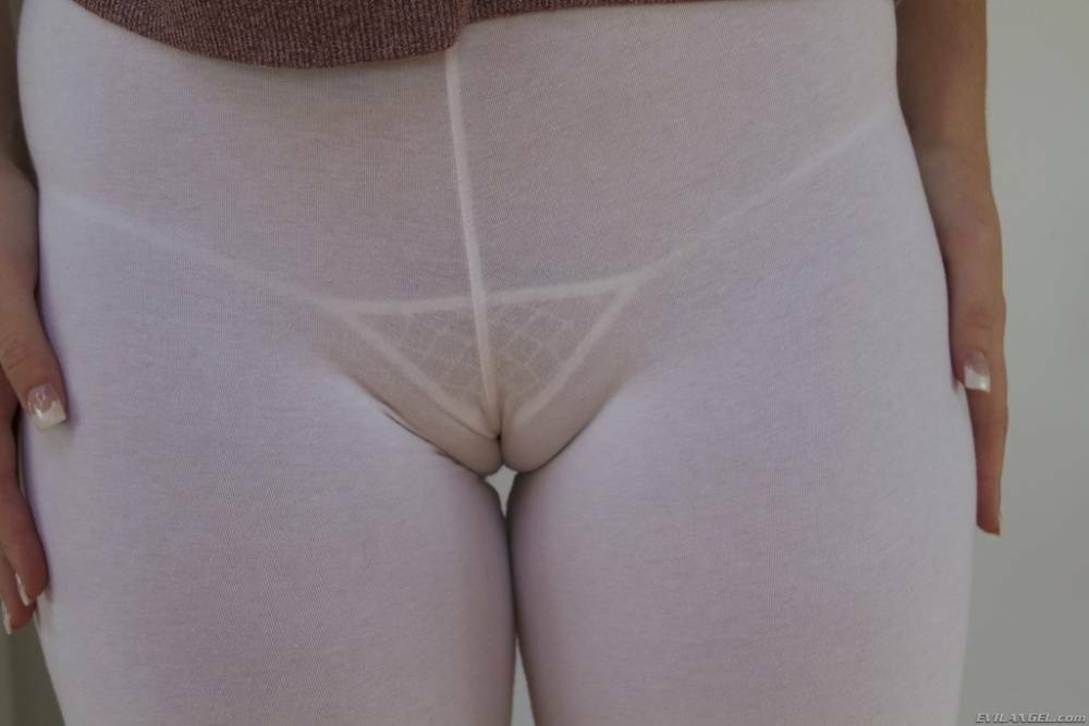 Solo girl Alison Tyler works her cameltoe twat free from white yoga pants - #16